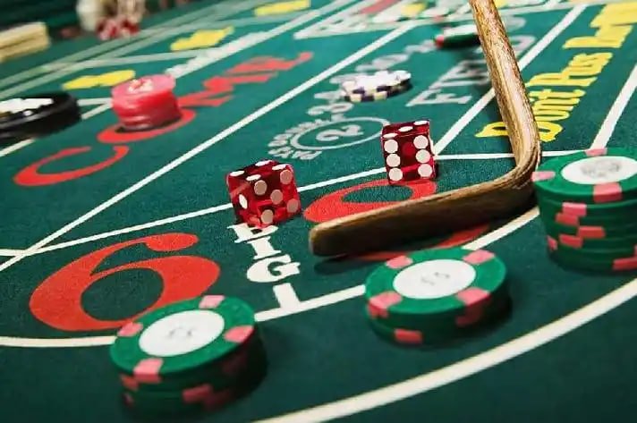 Live Sic Bo Dadu dealer with three dice on camera at pandacina studio
